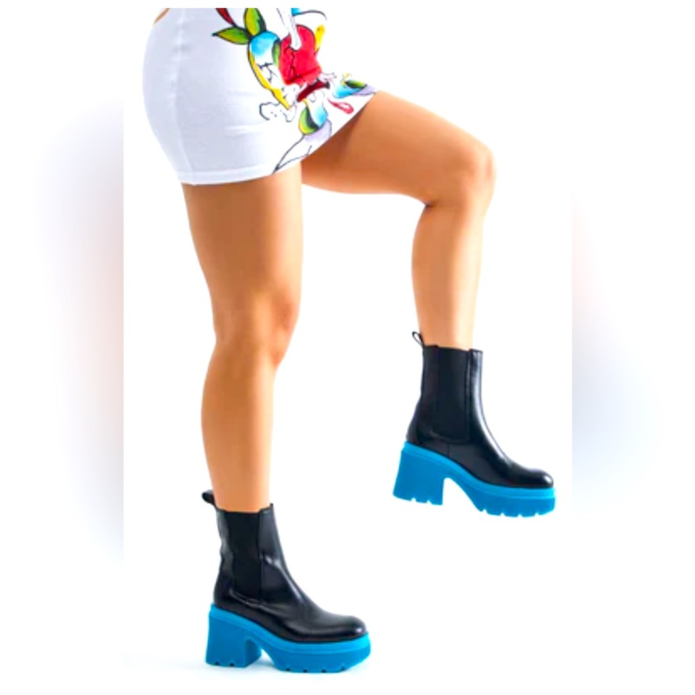 BAMBOO PLATFORM BOOTS IN BLACK AND BLUE in size 8